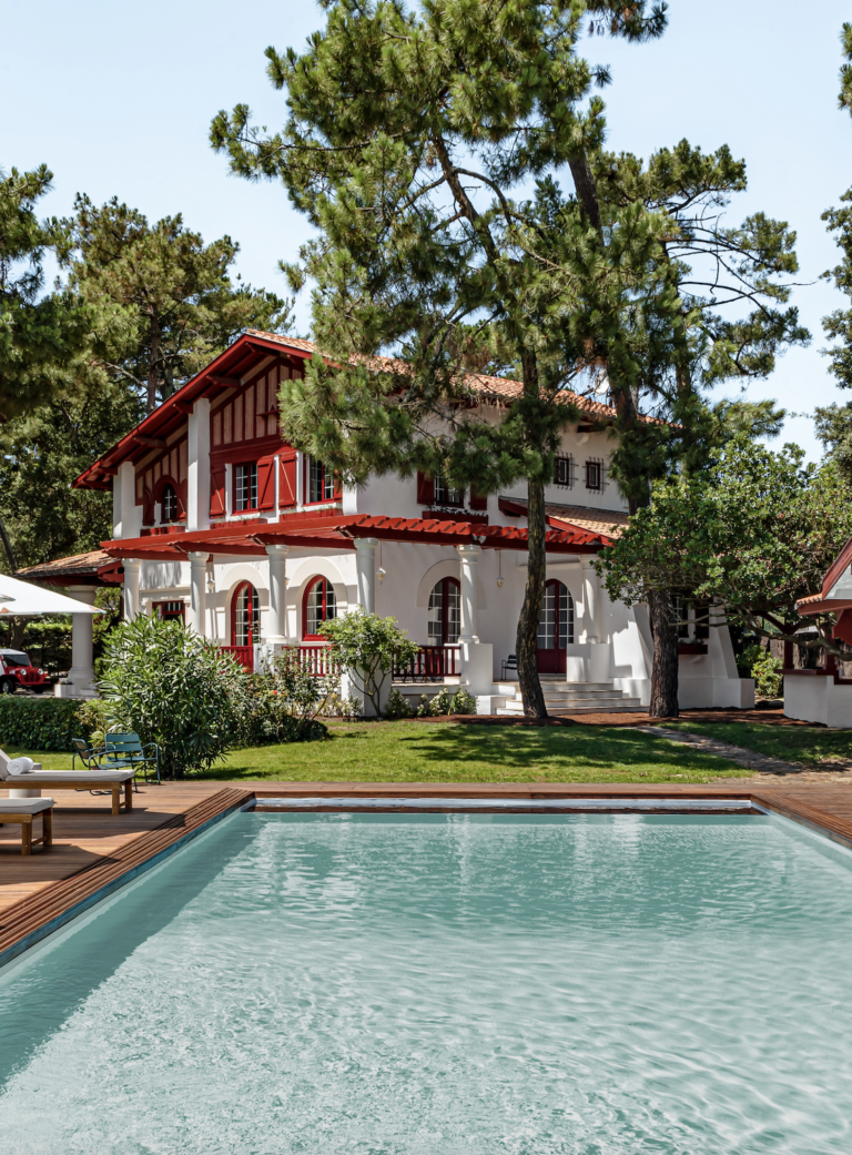 Les Bords du Lac (Iconic House)